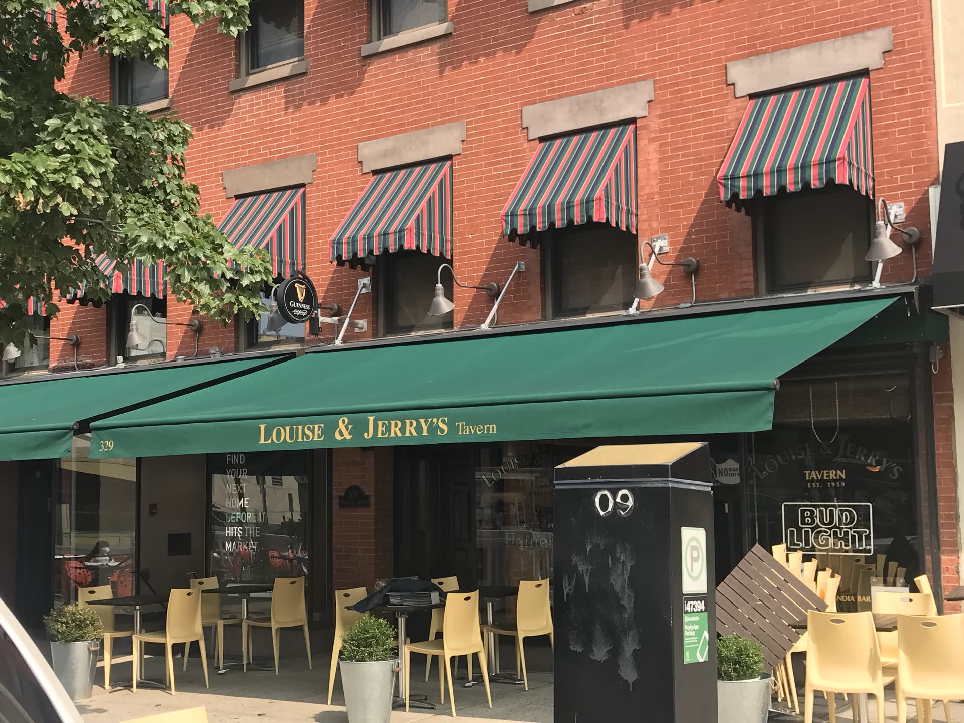 Louise & Jerry's Tavern detail 5